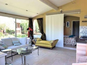 Télévision, cheminée, livres, chaîne hi-fi