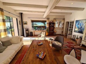 TV, caminetto, libri, impianto stereo