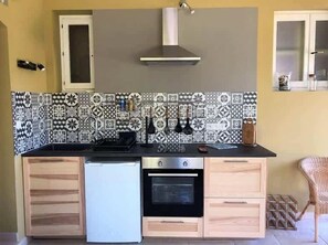 Frigorifero, microonde, forno, piano cottura
