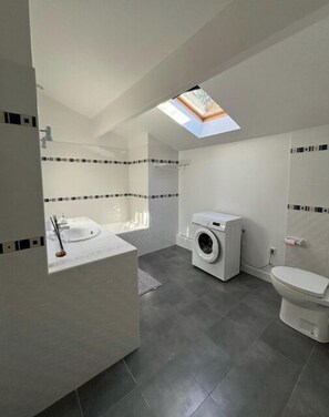 Regadera, toallas, jabón, papel de baño 