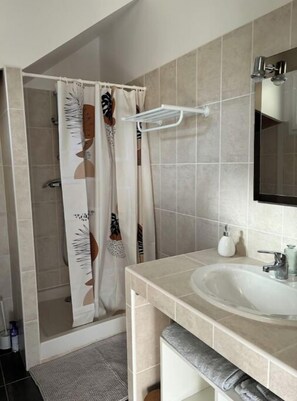 Shower, towels, soap, toilet paper - House Le Gahignon 2 (Lanton)