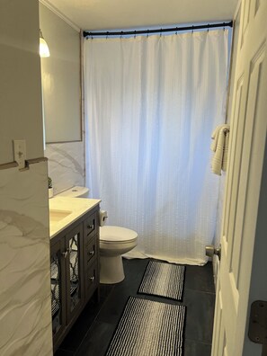 Een bidet, handdoeken, zeep, toiletpapier