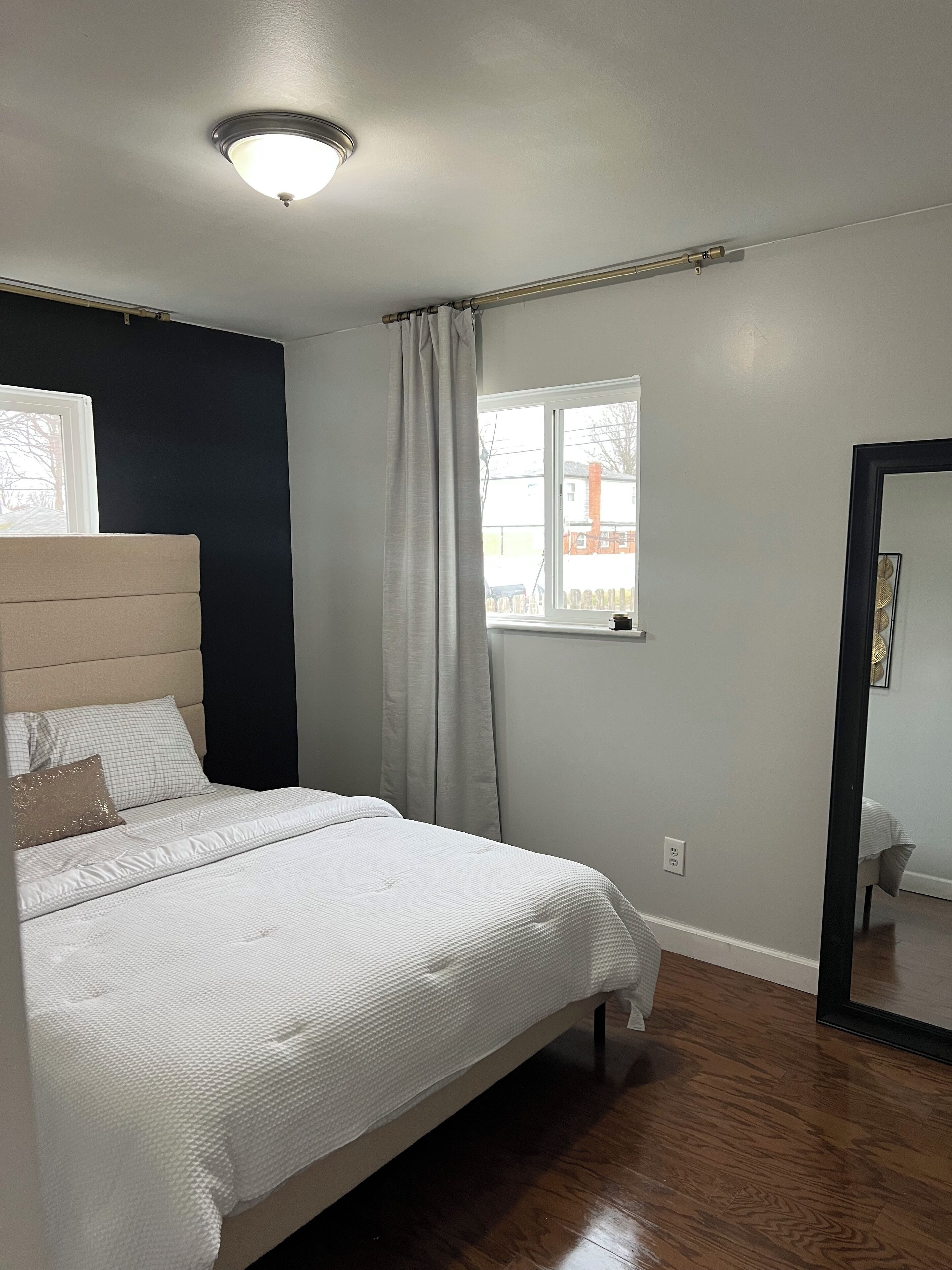 3 habitaciones, tabla de planchar con plancha, wifi y ropa de cama 