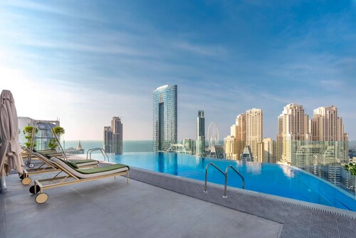 SIMPLY COMFORT  Bright Apartments Steps from Marina Walk