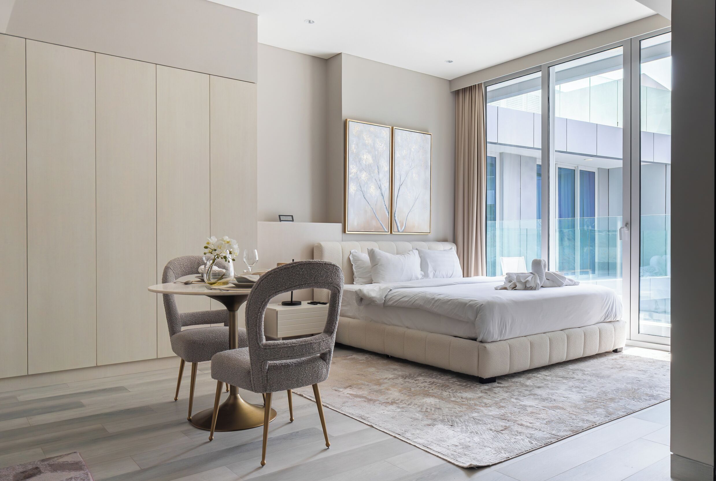 Signature studio, 1 queensize bed, uitzicht op jachthaven | Woonruimte | Een 45-inch smart-tv met digitale zenders, Netflix en streamingdiensten