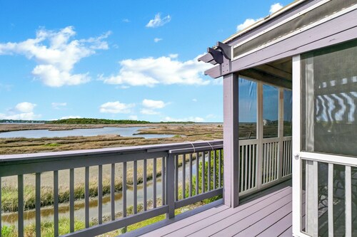 Waterfront Stay w/ Stunning Views, Beach Access, Outdoor Shower & Lift
