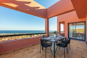 Outdoor dining - ELZE Panoramic Sea View Luxury Apartment (Calahonda)