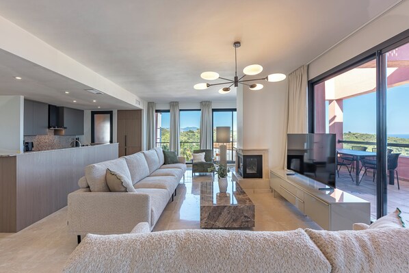 Smart-TV, Kamin, Bücher