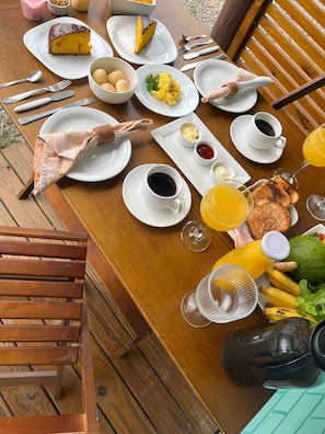 Café da manhã completo grátis todos os dias