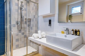 Douche, sèche-cheveux, serviettes fournies