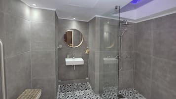 Douche, sĂšche-cheveux, serviettes fournies, savon