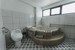 Jetted tub, bidet, towels, soap - San Pedro Apartments - Suite Apartment (Cusco)