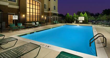 Free Breakfast. Outdoor Pool. Near BWI Airport. | Staybridge King Suite