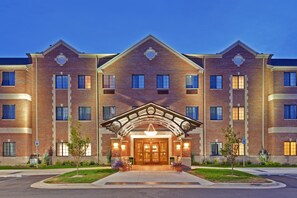 Exterior - Free Breakfast Buffet Daily. Indoor Pool. Gym. Studio in a Great Location. (Indianapolis)