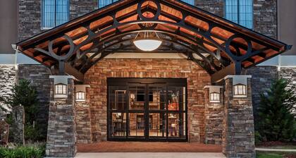 Free Breakfast. Outdoor Pool. King Suite Close to the Convention Center