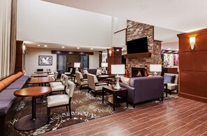 Dining - Free Breakfast. Outdoor Pool. King Suite Close to the Convention Center (Fort Worth)