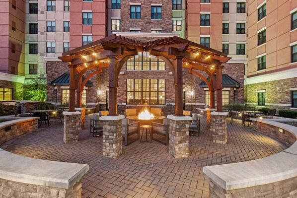 Outdoor dining - Family 1-BR Suite w/ 2 Queen Beds | Albany (Albany)