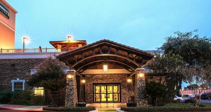 Outdoor Pool and Hot Tub | 15 Mins from Riverwalk!