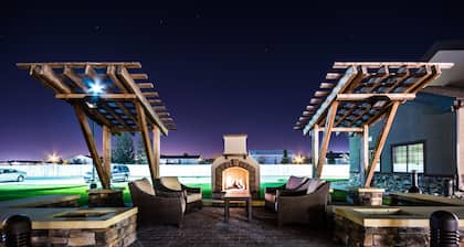King Suite Close to University of North Dakota. Free Breakfast. Indoor Pool & Hot Tub.