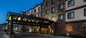 King Suite Close to University of North Dakota. Free Breakfast. Indoor Pool & Hot Tub.