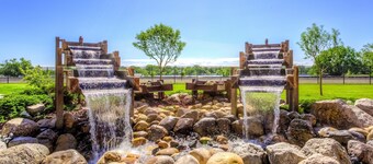 King Suite. Free Breakfast. Indoor Pool & Hot Tub. Walk to the Missouri River.