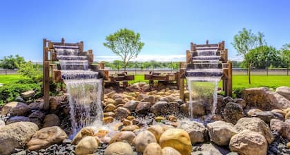 King Suite. Free Breakfast. Indoor Pool & Hot Tub. Walk to the Missouri River.