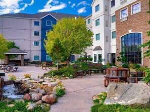 Outdoor dining - King Suite. Free Breakfast. Indoor Pool & Hot Tub. Walk to the Missouri River. (Great Falls)
