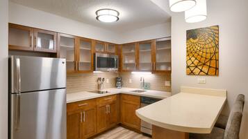 Fridge, microwave, stovetop, dishwasher