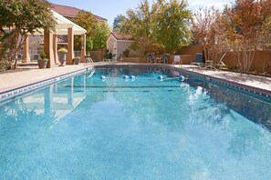 Pool - Free Breakfast. Shared Pool & Hot Tub. Studio Near Texas Tech University & University Medical Center. (Lubbock)