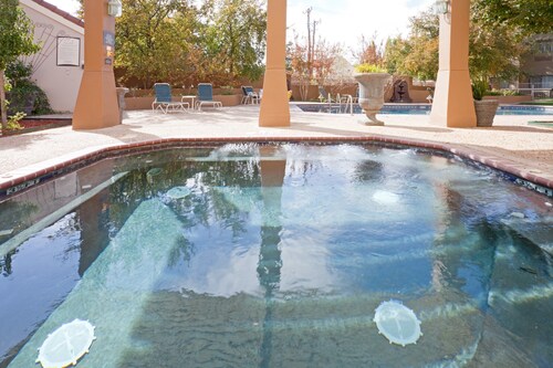 Free Breakfast. Shared Pool & Hot Tub. Studio Near Texas Tech University & University Medical Center.