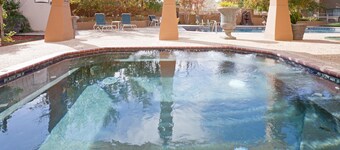 Free Breakfast. Shared Pool & Hot Tub. Studio Near Texas Tech University & University Medical Center.