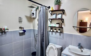 Articles de toilette (gratuits), séchoir à cheveux, pantoufles, bidet