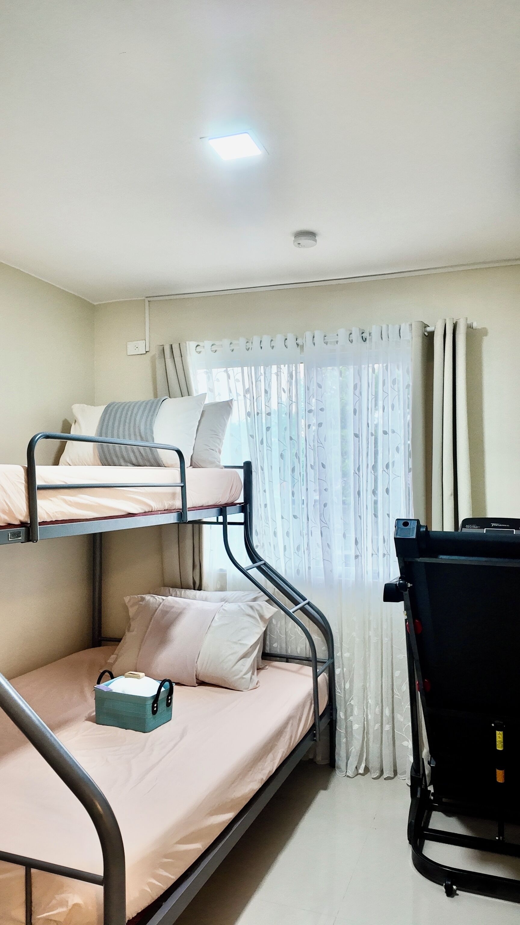 2 bedrooms, in-room safe, desk, iron/ironing board