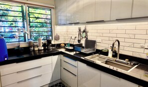 Kylskåp, mikrovågsugn, spishäll och kaffe- och tebryggare