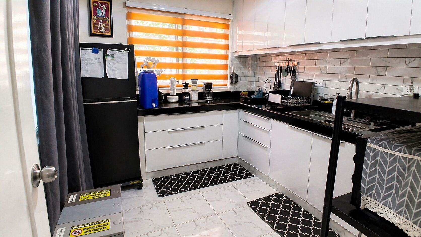 Jääkaappi, mikroaaltouuni, liesi, kahvin-/teenkeitin