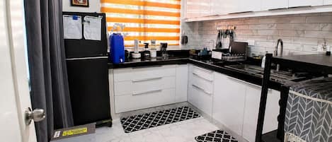 Réfrigérateur, micro-ondes, plaque de cuisson, cafetiÚre/bouilloire