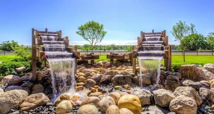 Indoor Pool & Hot Tub. Free Breakfast. Walk Along Missouri River.
