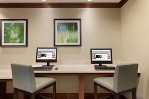 Business center - Free Breakfast. Pool. Quick Drive to the new Chevron and Oxy campuses! Great for Business Travelers! (Midland)