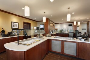 Dining - Free Breakfast. Pool. Quick Drive to the new Chevron and Oxy campuses! Great for Business Travelers! (Midland)