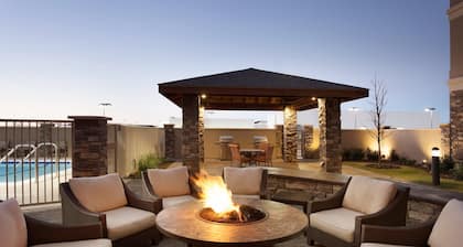 Free Breakfast. Pool. Quick Drive to the new Chevron and Oxy campuses! Great for Business Travelers!