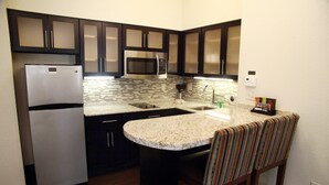 Réfrigérateur, micro-ondes, plaque de cuisson, lave-vaisselle