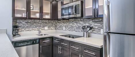 Kühlschrank, Mikrowelle, Herdplatte, Geschirrspüler