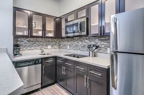 Jääkaappi, mikroaaltouuni, liesi, astianpesukone