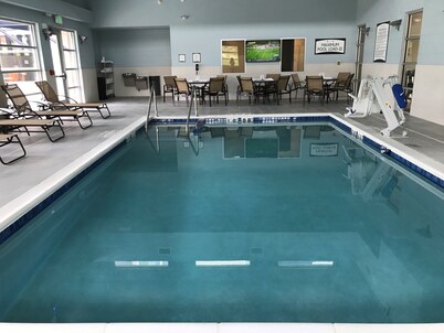 King Suite. Free Breakfast. Pool with a Slide. Close to Olbrich Botanical Gardens!