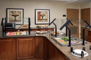 Dining - Free Breakfast. Indoor Pool. Close to Rutgers University! (North Brunswick)