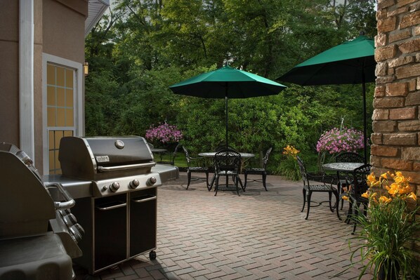 Outdoor dining - Free Breakfast. Indoor Pool. Close to Rutgers University! (North Brunswick)
