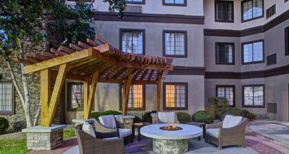 Comfortable Suite! Free Breakfast Buffet + Shared Outdoor Pool. Close to Ford Motor Company!