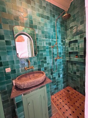 Sèche-cheveux, serviettes fournies, papier toilette