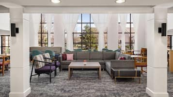 Una televisión, un reproductor de DVD, una oficina