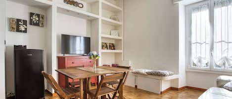 Appartamento, 1 letto matrimoniale con divano letto | Area soggiorno | Smart TV 43 pollici con canali digitali